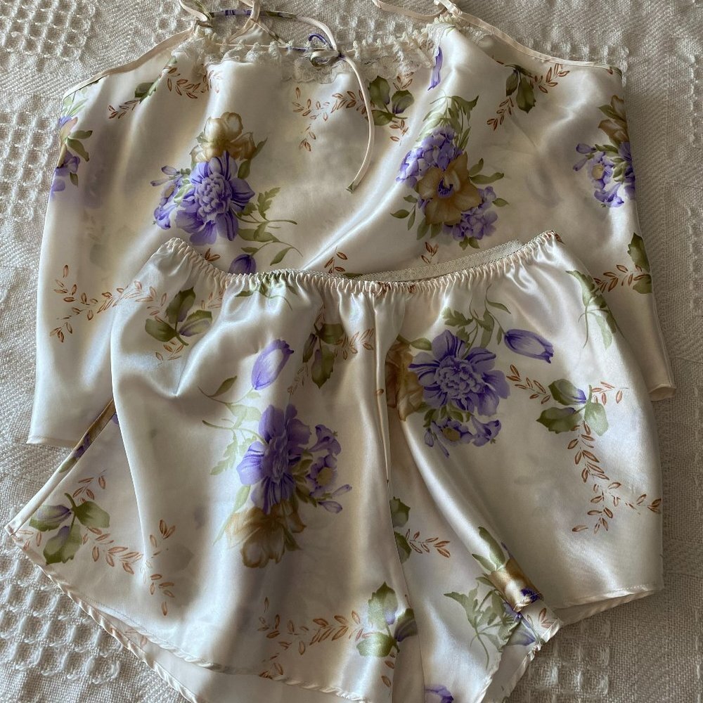 SECRET TREASURES LINGERIE PJ SET KAMI AND SHORTS SATIN FLORAL SIZE L